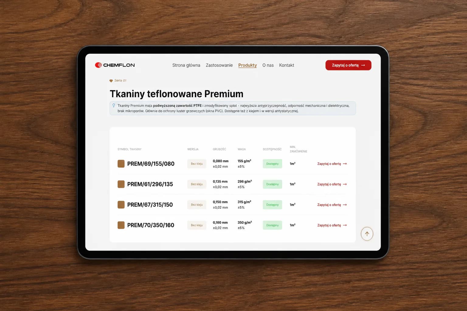 Tabela wariantów tkanin teflonowanych Premium wyświetlona na tablecie leżącym na drewnianym biurku
